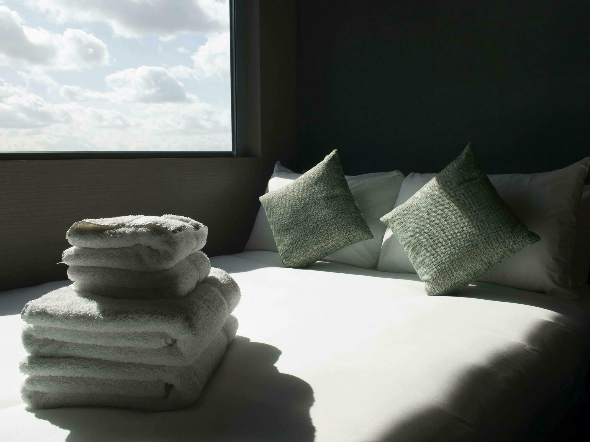 Hotel Bloc London Gatwick Airport Horley